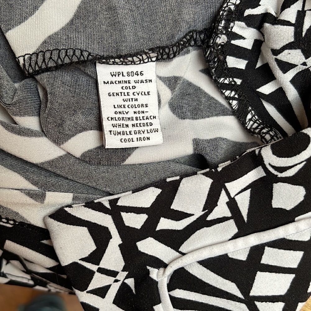 Style & Co. vneck tank.  Size Medium. - Picture 4 of 4